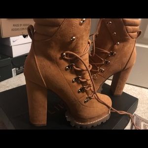 Liliana camel boots! NWT. Size 7.